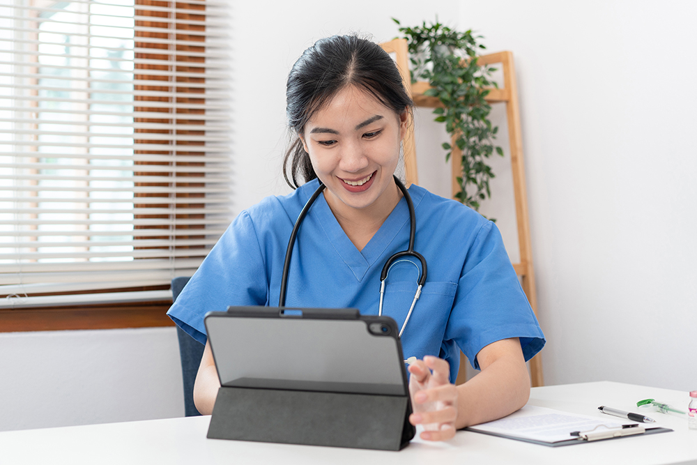 female veterinarian doing virtual vet visits